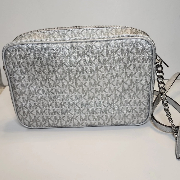 NEW Michael Kors Jet Set Charm Silver Large EW Crossbody NWT - Picture 7 of 8
